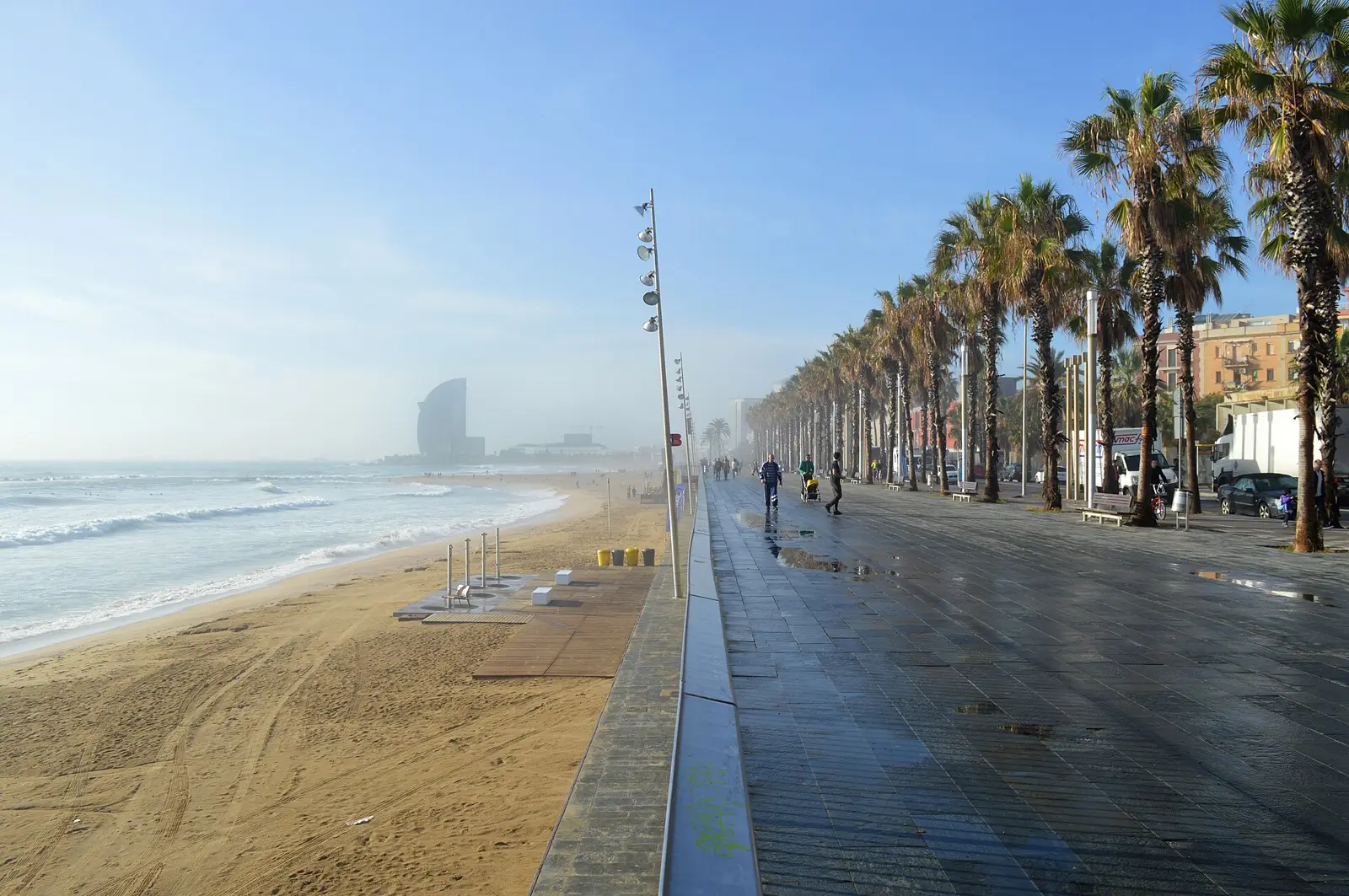 Paseo marítimo de la Barceloneta con el hotel W al fondo